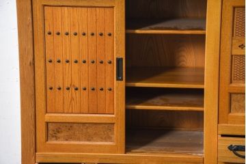中古　美品　ニレ材　暮らしに和の温もりと重厚な存在感を添える水屋箪笥サイドボード(食器棚、収納棚、戸棚、カップボード、サイドキャビネット)(R-084393)