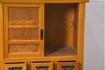 中古　美品　ニレ材　暮らしに和の温もりと重厚な存在感を添える水屋箪笥サイドボード(食器棚、収納棚、戸棚、カップボード、サイドキャビネット)(R-084393)
