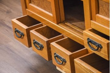 中古　美品　ニレ材　暮らしに和の温もりと重厚な存在感を添える水屋箪笥サイドボード(食器棚、収納棚、戸棚、カップボード、サイドキャビネット)(R-084393)