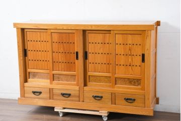 中古　美品　ニレ材　暮らしに和の温もりと重厚な存在感を添える水屋箪笥サイドボード(食器棚、収納棚、戸棚、カップボード、サイドキャビネット)(R-084394)