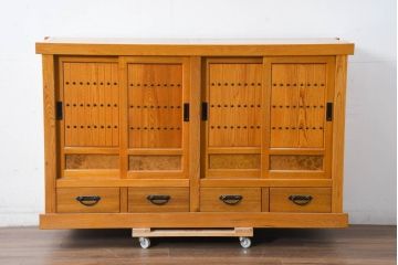 中古　美品　ニレ材　暮らしに和の温もりと重厚な存在感を添える水屋箪笥サイドボード(食器棚、収納棚、戸棚、カップボード、サイドキャビネット)(R-084394)
