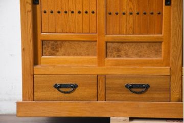中古　美品　ニレ材　暮らしに和の温もりと重厚な存在感を添える水屋箪笥サイドボード(食器棚、収納棚、戸棚、カップボード、サイドキャビネット)(R-084394)