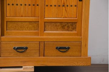 中古　美品　ニレ材　暮らしに和の温もりと重厚な存在感を添える水屋箪笥サイドボード(食器棚、収納棚、戸棚、カップボード、サイドキャビネット)(R-084394)