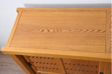 中古　美品　ニレ材　暮らしに和の温もりと重厚な存在感を添える水屋箪笥サイドボード(食器棚、収納棚、戸棚、カップボード、サイドキャビネット)(R-084394)