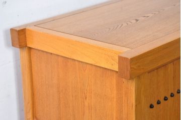 中古　美品　ニレ材　暮らしに和の温もりと重厚な存在感を添える水屋箪笥サイドボード(食器棚、収納棚、戸棚、カップボード、サイドキャビネット)(R-084394)