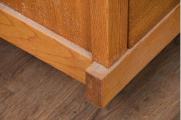 中古　美品　ニレ材　暮らしに和の温もりと重厚な存在感を添える水屋箪笥サイドボード(食器棚、収納棚、戸棚、カップボード、サイドキャビネット)(R-084394)