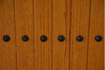 中古　美品　ニレ材　暮らしに和の温もりと重厚な存在感を添える水屋箪笥サイドボード(食器棚、収納棚、戸棚、カップボード、サイドキャビネット)(R-084394)