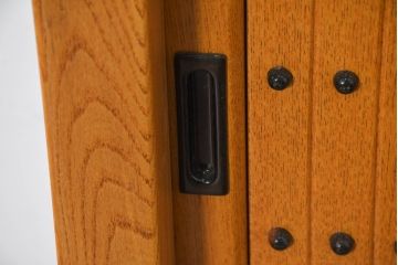 中古　美品　ニレ材　暮らしに和の温もりと重厚な存在感を添える水屋箪笥サイドボード(食器棚、収納棚、戸棚、カップボード、サイドキャビネット)(R-084394)