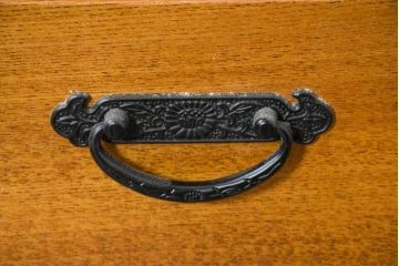 中古　美品　ニレ材　暮らしに和の温もりと重厚な存在感を添える水屋箪笥サイドボード(食器棚、収納棚、戸棚、カップボード、サイドキャビネット)(R-084394)
