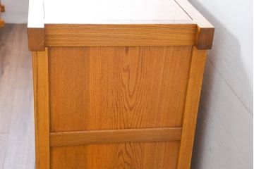 中古　美品　ニレ材　暮らしに和の温もりと重厚な存在感を添える水屋箪笥サイドボード(食器棚、収納棚、戸棚、カップボード、サイドキャビネット)(R-084394)