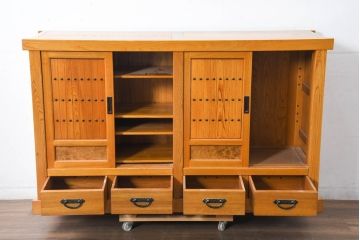 中古　美品　ニレ材　暮らしに和の温もりと重厚な存在感を添える水屋箪笥サイドボード(食器棚、収納棚、戸棚、カップボード、サイドキャビネット)(R-084394)