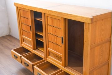 中古　美品　ニレ材　暮らしに和の温もりと重厚な存在感を添える水屋箪笥サイドボード(食器棚、収納棚、戸棚、カップボード、サイドキャビネット)(R-084394)