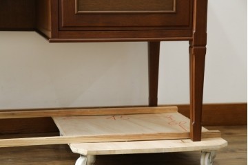 中古　美品　maruni(マルニ木工)　地中海ロイヤルシリーズ(ROYAL)　ゴールドの取っ手金具や丁寧に面取りされた装飾が気品を感じる片袖机　定価約24万円　(R-084395)