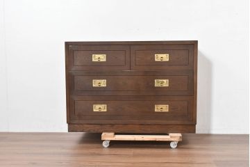 中古　美品　カリモク家具(karimoku)　domani(ドマーニ)　Morganton(モーガントン)　落ち着きのあるブラウンにゴールドの取っ手が映えるチェスト(サイドチェスト、引き出し)(定価約30万円)(R-084397)