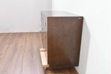 中古　美品　カリモク家具(karimoku)　domani(ドマーニ)　Morganton(モーガントン)　落ち着きのあるブラウンにゴールドの取っ手が映えるチェスト(サイドチェスト、引き出し)(定価約30万円)(R-084397)