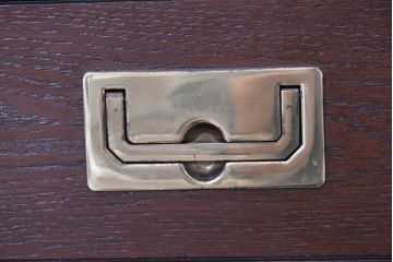 中古　美品　カリモク家具(karimoku)　domani(ドマーニ)　Morganton(モーガントン)　落ち着きのあるブラウンにゴールドの取っ手が映えるチェスト(サイドチェスト、引き出し)(定価約30万円)(R-084397)
