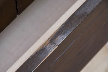 中古　美品　カリモク家具(karimoku)　domani(ドマーニ)　Morganton(モーガントン)　落ち着きのあるブラウンにゴールドの取っ手が映えるチェスト(サイドチェスト、引き出し)(定価約30万円)(R-084397)
