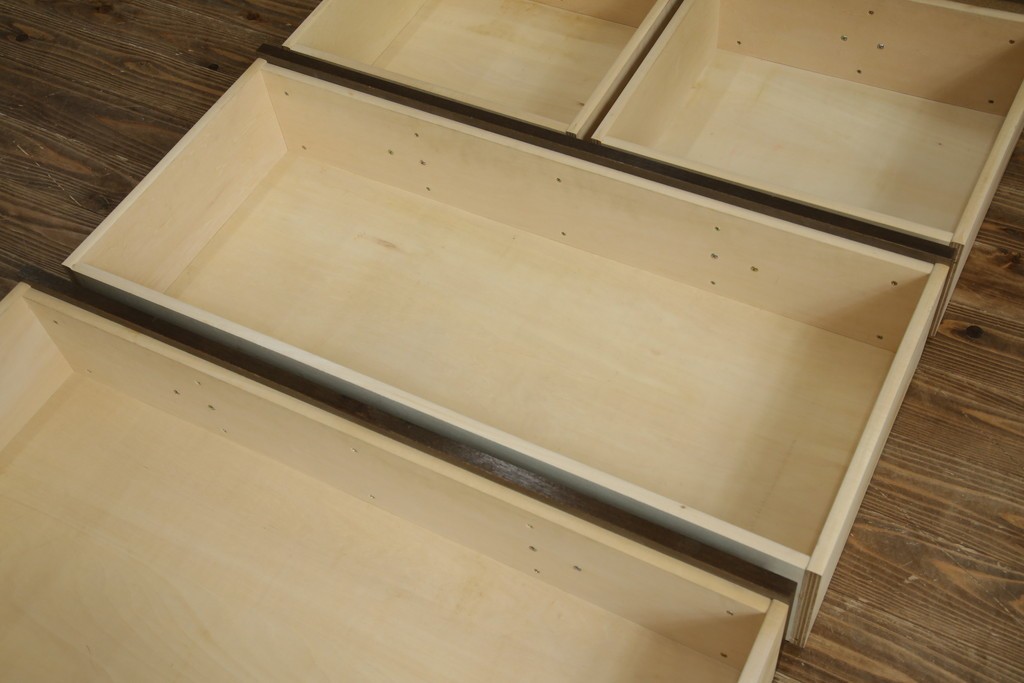 中古　美品　カリモク家具(karimoku)　domani(ドマーニ)　Morganton(モーガントン)　落ち着きのあるブラウンにゴールドの取っ手が映えるチェスト　定価約30万円相当　(R-084397)