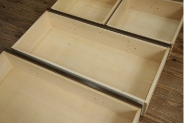 中古　美品　カリモク家具(karimoku)　domani(ドマーニ)　Morganton(モーガントン)　落ち着きのあるブラウンにゴールドの取っ手が映えるチェスト　定価約30万円相当　(R-084397)