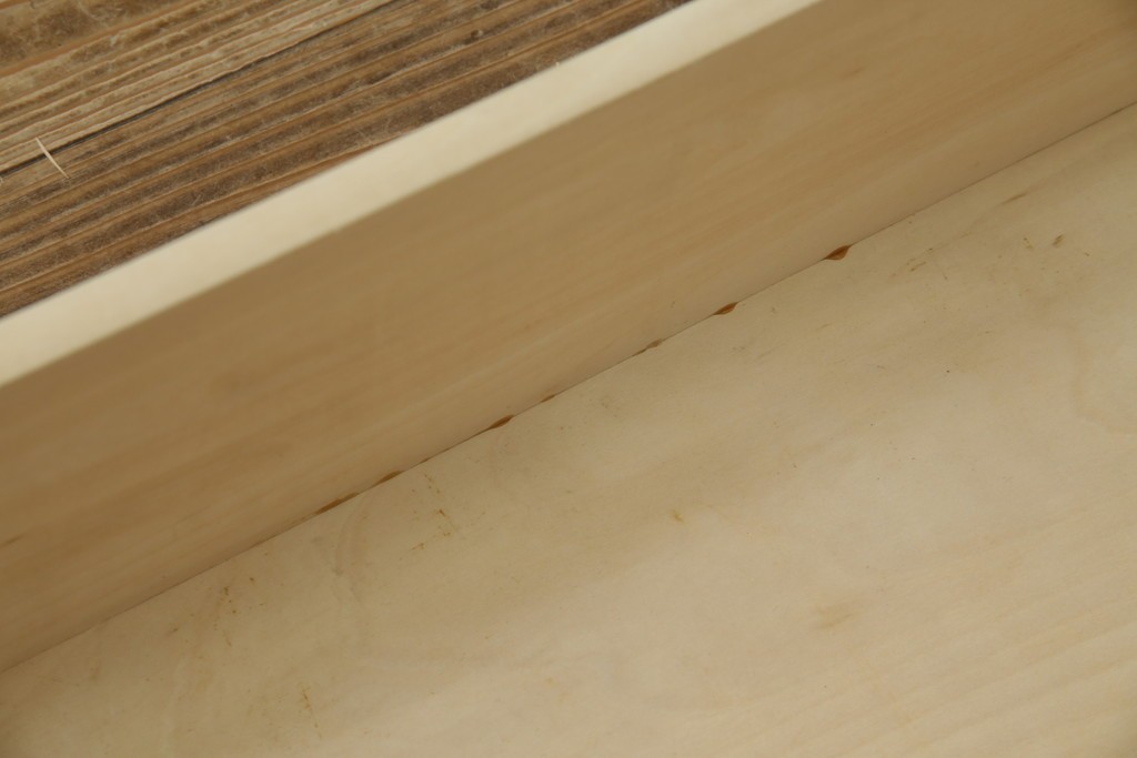 中古　美品　カリモク家具(karimoku)　domani(ドマーニ)　Morganton(モーガントン)　落ち着きのあるブラウンにゴールドの取っ手が映えるチェスト　定価約30万円相当　(R-084397)