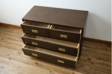 中古　美品　カリモク家具(karimoku)　domani(ドマーニ)　Morganton(モーガントン)　落ち着きのあるブラウンにゴールドの取っ手が映えるチェスト　定価約30万円相当　(R-084397)