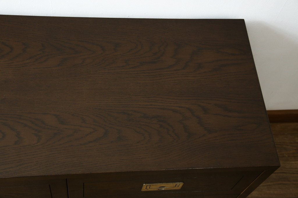 中古　美品　カリモク家具(karimoku)　domani(ドマーニ)　Morganton(モーガントン)　落ち着きのあるブラウンにゴールドの取っ手が映えるチェスト　定価約30万円相当　(R-084397)