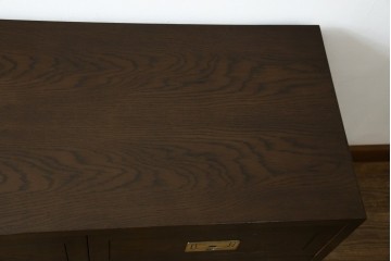 中古　美品　カリモク家具(karimoku)　domani(ドマーニ)　Morganton(モーガントン)　落ち着きのあるブラウンにゴールドの取っ手が映えるチェスト　定価約30万円相当　(R-084397)