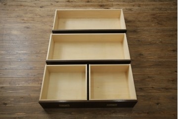 中古　美品　カリモク家具(karimoku)　domani(ドマーニ)　Morganton(モーガントン)　落ち着きのあるブラウンにゴールドの取っ手が映えるチェスト　定価約30万円相当　(R-084397)