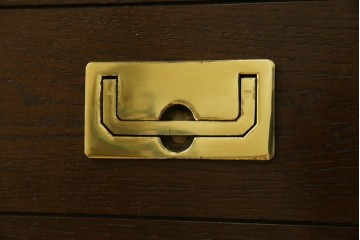 中古　美品　カリモク家具(karimoku)　domani(ドマーニ)　Morganton(モーガントン)　落ち着きのあるブラウンにゴールドの取っ手が映えるチェスト　定価約30万円相当　(R-084397)