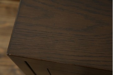 中古　美品　カリモク家具(karimoku)　domani(ドマーニ)　Morganton(モーガントン)　落ち着きのあるブラウンにゴールドの取っ手が映えるチェスト　定価約30万円相当　(R-084397)