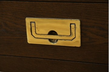 中古　美品　カリモク家具(karimoku)　domani(ドマーニ)　Morganton(モーガントン)　落ち着きのあるブラウンにゴールドの取っ手が映えるチェスト　定価約30万円相当　(R-084397)