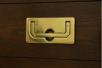 中古　美品　カリモク家具(karimoku)　domani(ドマーニ)　Morganton(モーガントン)　落ち着きのあるブラウンにゴールドの取っ手が映えるチェスト　定価約30万円相当　(R-084397)