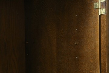 中古　カリモク家具(karimoku)　domani(ドマーニ)　Morganton(モーガントン)　落ち着きのあるブラウンにゴールドの金具が映えるサイドキャビネット　定価約25万円　(R-084398)