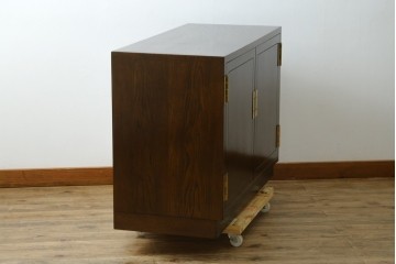 中古　カリモク家具(karimoku)　domani(ドマーニ)　Morganton(モーガントン)　落ち着きのあるブラウンにゴールドの金具が映えるサイドキャビネット　定価約25万円　(R-084398)