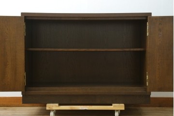 中古　カリモク家具(karimoku)　domani(ドマーニ)　Morganton(モーガントン)　落ち着きのあるブラウンにゴールドの金具が映えるサイドキャビネット　定価約25万円　(R-084398)