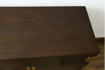 中古　カリモク家具(karimoku)　domani(ドマーニ)　Morganton(モーガントン)　落ち着きのあるブラウンにゴールドの金具が映えるサイドキャビネット　定価約25万円　(R-084398)