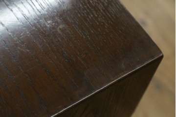 中古　カリモク家具(karimoku)　domani(ドマーニ)　Morganton(モーガントン)　落ち着きのあるブラウンにゴールドの金具が映えるサイドキャビネット　定価約25万円　(R-084398)