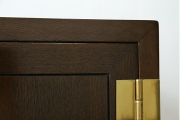 中古　カリモク家具(karimoku)　domani(ドマーニ)　Morganton(モーガントン)　落ち着きのあるブラウンにゴールドの金具が映えるサイドキャビネット　定価約25万円　(R-084398)
