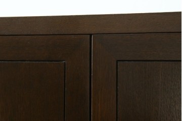 中古　カリモク家具(karimoku)　domani(ドマーニ)　Morganton(モーガントン)　落ち着きのあるブラウンにゴールドの金具が映えるサイドキャビネット　定価約25万円　(R-084398)