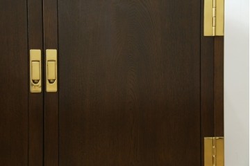 中古　カリモク家具(karimoku)　domani(ドマーニ)　Morganton(モーガントン)　落ち着きのあるブラウンにゴールドの金具が映えるサイドキャビネット　定価約25万円　(R-084398)