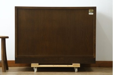 中古　カリモク家具(karimoku)　domani(ドマーニ)　Morganton(モーガントン)　落ち着きのあるブラウンにゴールドの金具が映えるサイドキャビネット　定価約25万円　(R-084398)