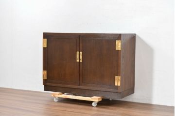 中古　カリモク家具(karimoku)　domani(ドマーニ)　Morganton(モーガントン)　落ち着きのあるブラウンにゴールドの金具が映えるサイドキャビネット(サイドボード、収納棚、戸棚、テレビ台、テレビボード)(定価約25万円)(R-084398)