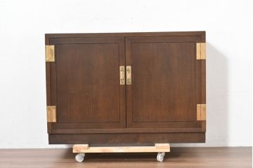 中古　カリモク家具(karimoku)　domani(ドマーニ)　Morganton(モーガントン)　落ち着きのあるブラウンにゴールドの金具が映えるサイドキャビネット(サイドボード、収納棚、戸棚、テレビ台、テレビボード)(定価約25万円)(R-084398)