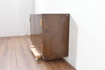 中古　カリモク家具(karimoku)　domani(ドマーニ)　Morganton(モーガントン)　落ち着きのあるブラウンにゴールドの金具が映えるサイドキャビネット(サイドボード、収納棚、戸棚、テレビ台、テレビボード)(定価約25万円)(R-084398)
