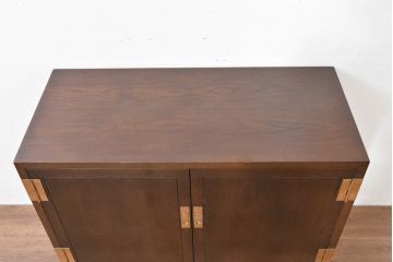 中古　カリモク家具(karimoku)　domani(ドマーニ)　Morganton(モーガントン)　落ち着きのあるブラウンにゴールドの金具が映えるサイドキャビネット(サイドボード、収納棚、戸棚、テレビ台、テレビボード)(定価約25万円)(R-084398)