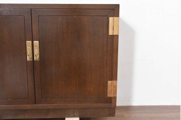 中古　カリモク家具(karimoku)　domani(ドマーニ)　Morganton(モーガントン)　落ち着きのあるブラウンにゴールドの金具が映えるサイドキャビネット(サイドボード、収納棚、戸棚、テレビ台、テレビボード)(定価約25万円)(R-084398)