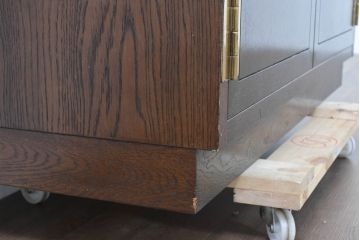 中古　カリモク家具(karimoku)　domani(ドマーニ)　Morganton(モーガントン)　落ち着きのあるブラウンにゴールドの金具が映えるサイドキャビネット(サイドボード、収納棚、戸棚、テレビ台、テレビボード)(定価約25万円)(R-084398)