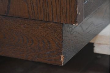 中古　カリモク家具(karimoku)　domani(ドマーニ)　Morganton(モーガントン)　落ち着きのあるブラウンにゴールドの金具が映えるサイドキャビネット(サイドボード、収納棚、戸棚、テレビ台、テレビボード)(定価約25万円)(R-084398)