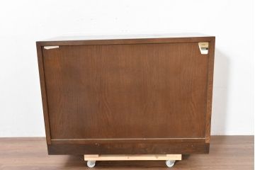 中古　カリモク家具(karimoku)　domani(ドマーニ)　Morganton(モーガントン)　落ち着きのあるブラウンにゴールドの金具が映えるサイドキャビネット(サイドボード、収納棚、戸棚、テレビ台、テレビボード)(定価約25万円)(R-084398)