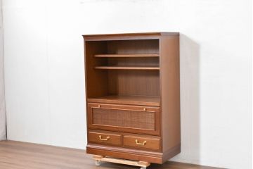中古　美品　希少な廃番品!!　maruni(マルニ木工)　地中海シリーズ　クラシカルな取っ手のデザインが目を引くラタン扉付きサイドキャビネット(引き出し2杯付き、収納棚、飾り棚、食器棚、カップボード)(R-084400)